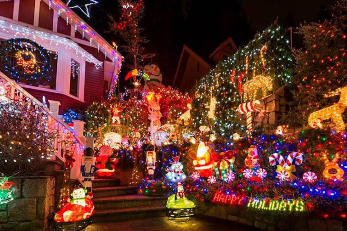 Hire Professional Outdoor Christmas Lighting & Decorations Service ...