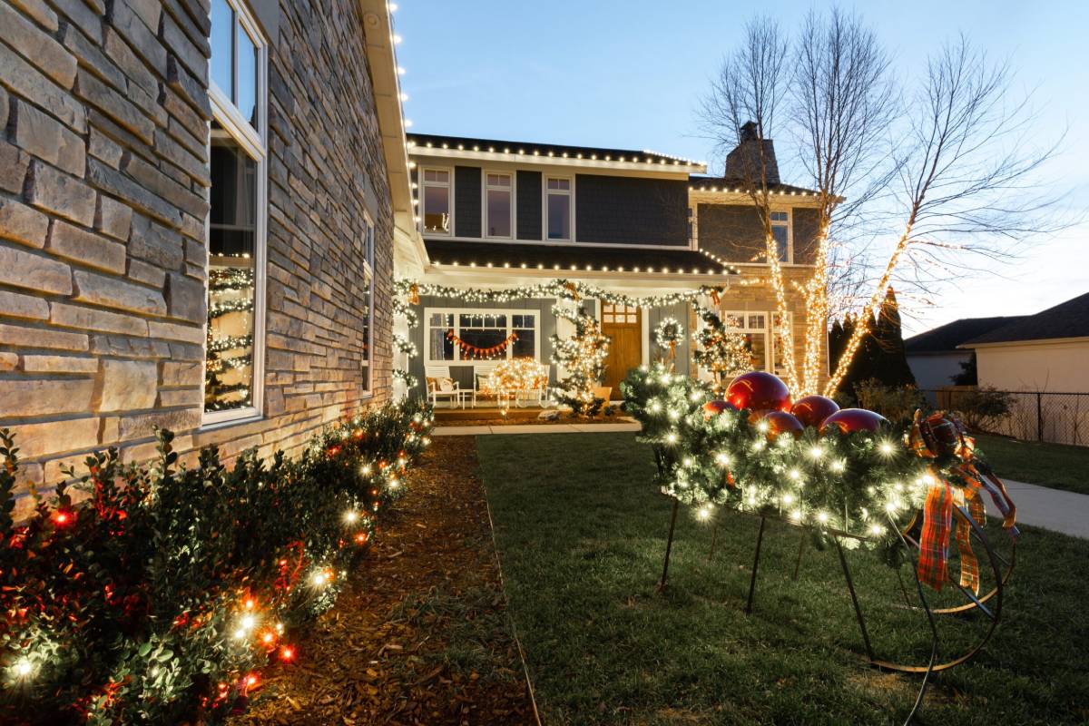 Hire Professional Outdoor Christmas Lighting & Decorations Service ...